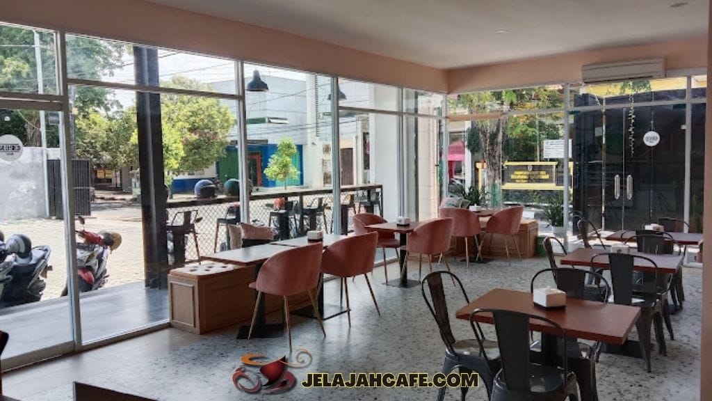 Suasana di MORE Cafe dan Resto